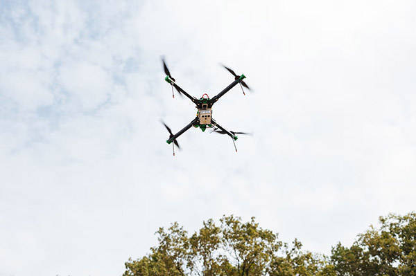 “在无人机技术上<strong></p>
<p>交易所平台</strong>，还没有一家美国公司能跟得上乌克兰”