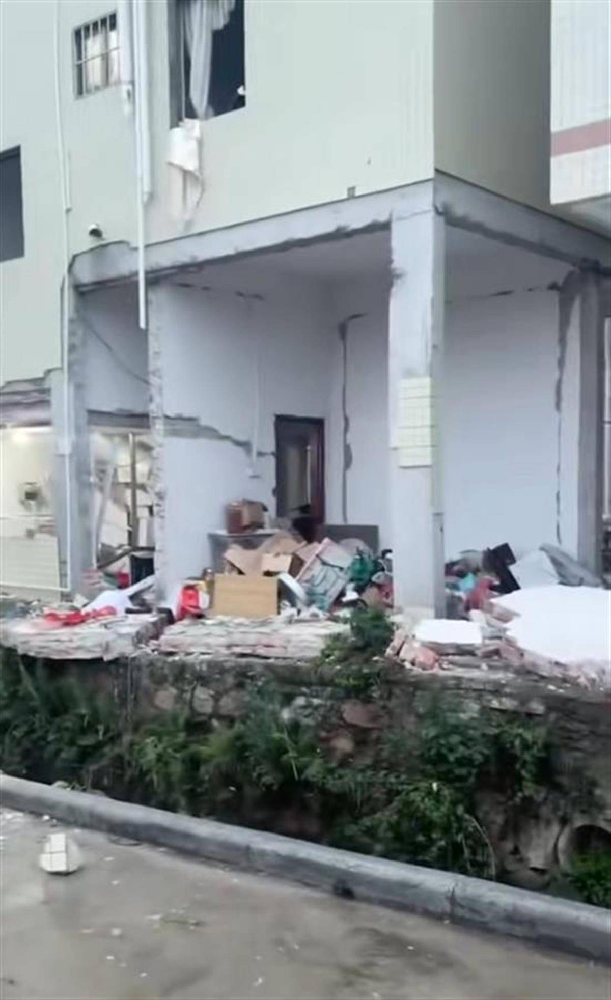 广东珠海一民房发生爆炸<strong></p>
<p>交易所平台</strong>，墙体砖块散落一地，官方：暂无人员伤亡报告