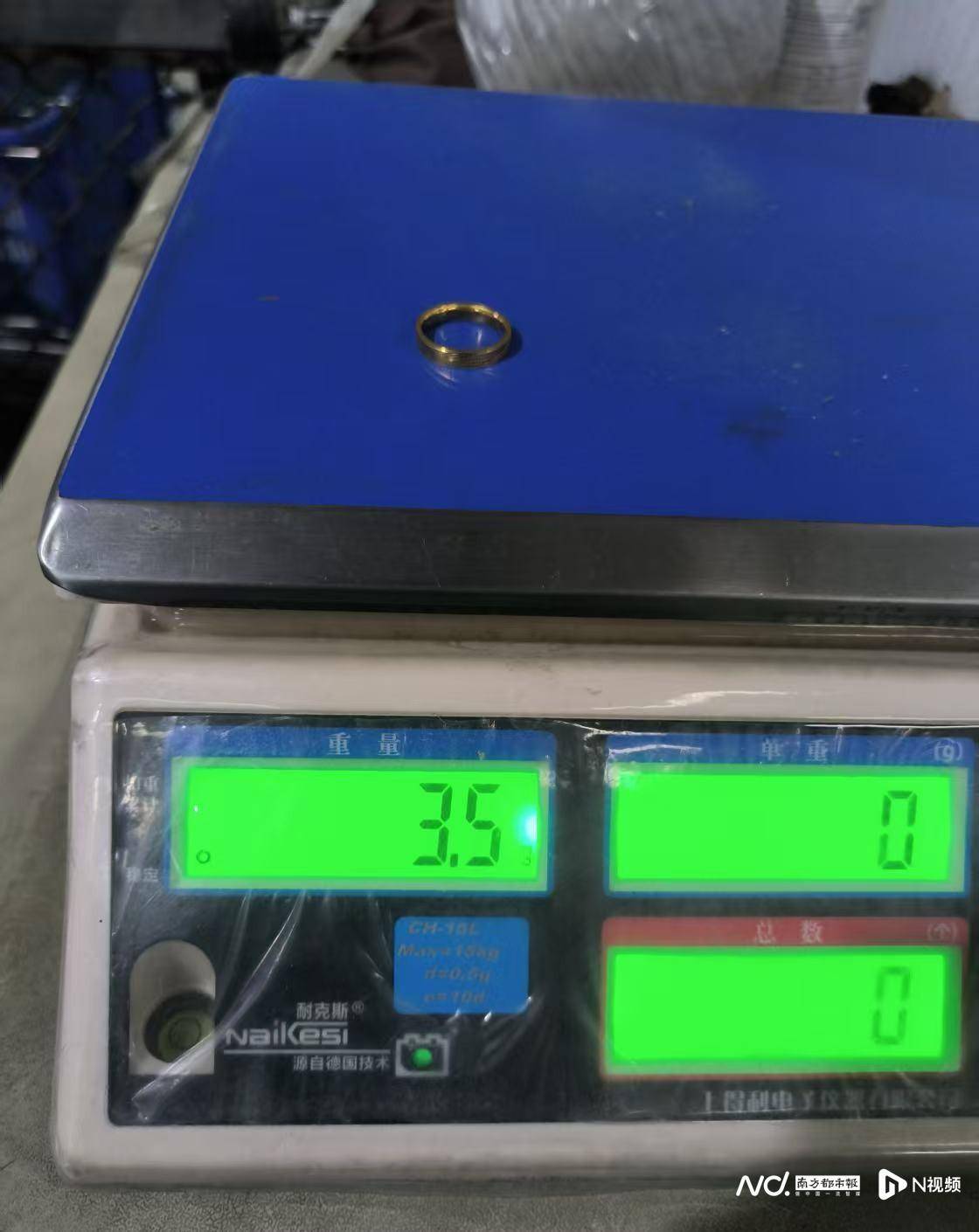 1500元每克！东莞男子称买一口价金戒被套路<strong></p>
<p>交易所平台</strong>，市监局介入