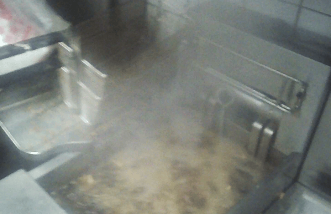 卧底华莱士两家门店：过期食材换签续命<strong></p>
<p>币为交易平台</strong>，炸油酸价超标易引腹泻