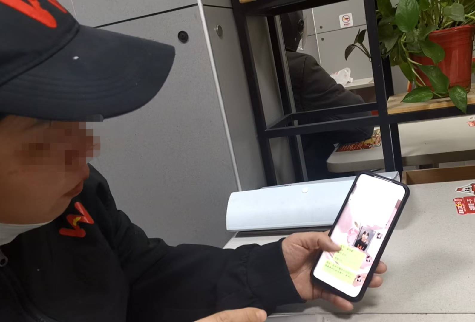 卧底华莱士两家门店：过期食材换签续命<strong></p>
<p>币为交易平台</strong>，炸油酸价超标易引腹泻