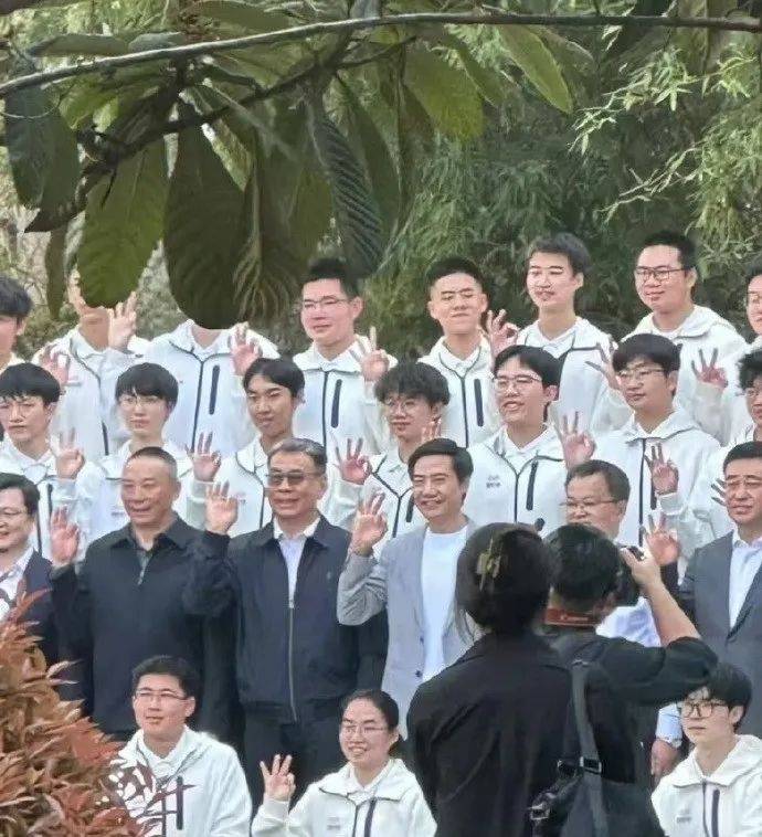 雷军回应如何保持好身材：英语不好已经让母校“蒙羞”<strong></p>
<p>芝麻开门平台</strong>，不能再形象欠佳