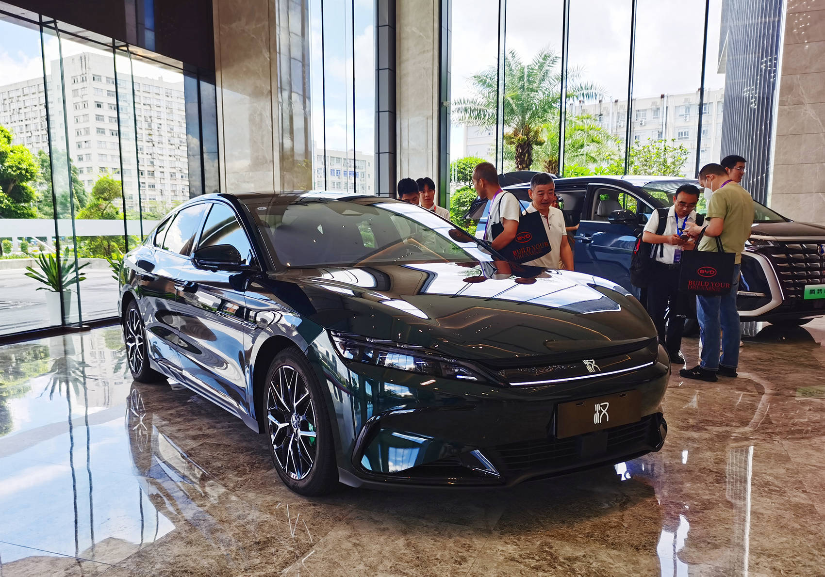 营收7771亿元<strong></p>
<p>芝麻开门平台</strong>，超越特斯拉！刚刚，比亚迪炸裂发布：拟派现超120亿元