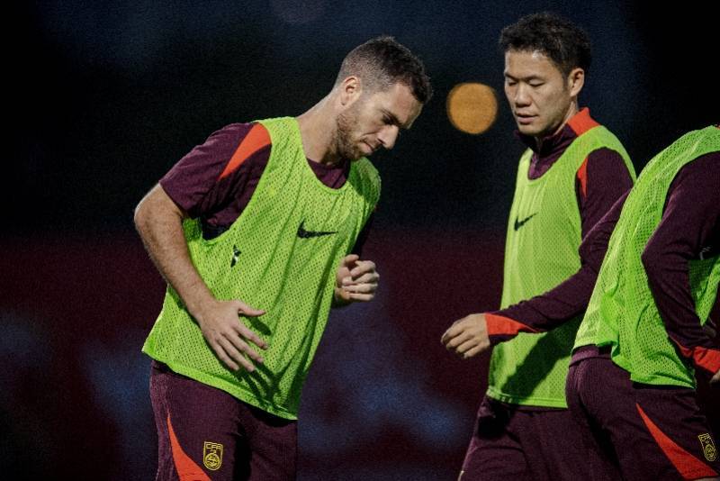 国足拿什么迎战澳大利亚<strong></p>
<p>芝麻开门平台</strong>？伊万：要求队员勇敢也要求队员聪明