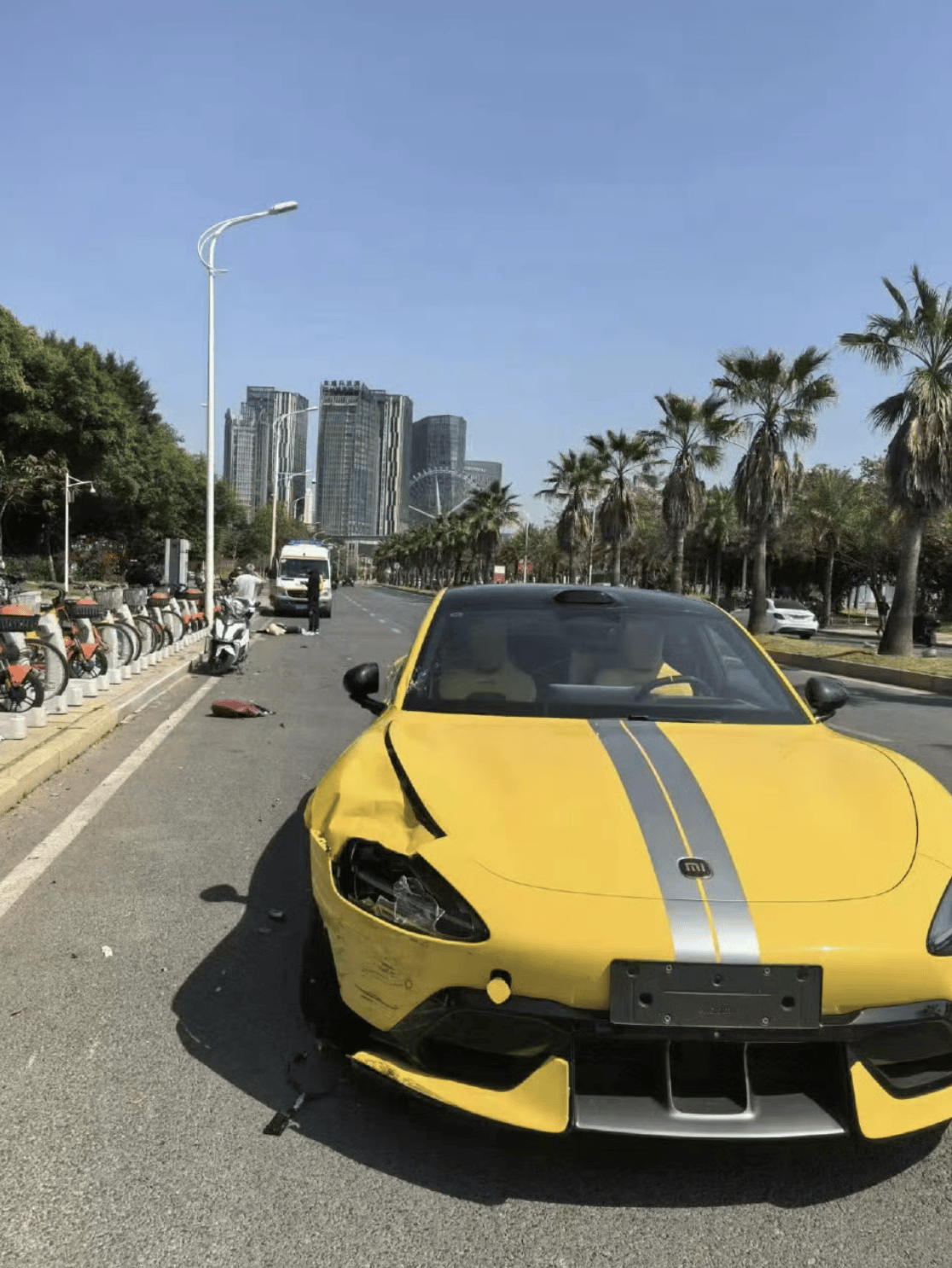 小米SU7 Ultra狂飙140km/h撞飞电动车引热议<strong></p>
<p>芝麻开门平台</strong>，如何避免类似悲剧重演？｜热财经