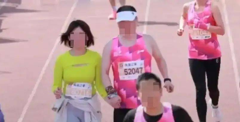 董事长手牵年轻女子参加马拉松被拍到<strong></p>
<p>芝麻开门平台</strong>？A股公司深夜发声→