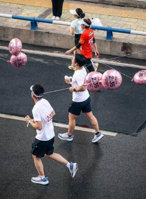 马拉松职业“私兔”最高月入4万 从熟人搭子到有偿服务