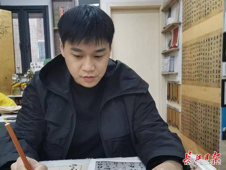 “书法可怡情，不能当饭吃”？90后小伙靠它7年还清2000万元巨债