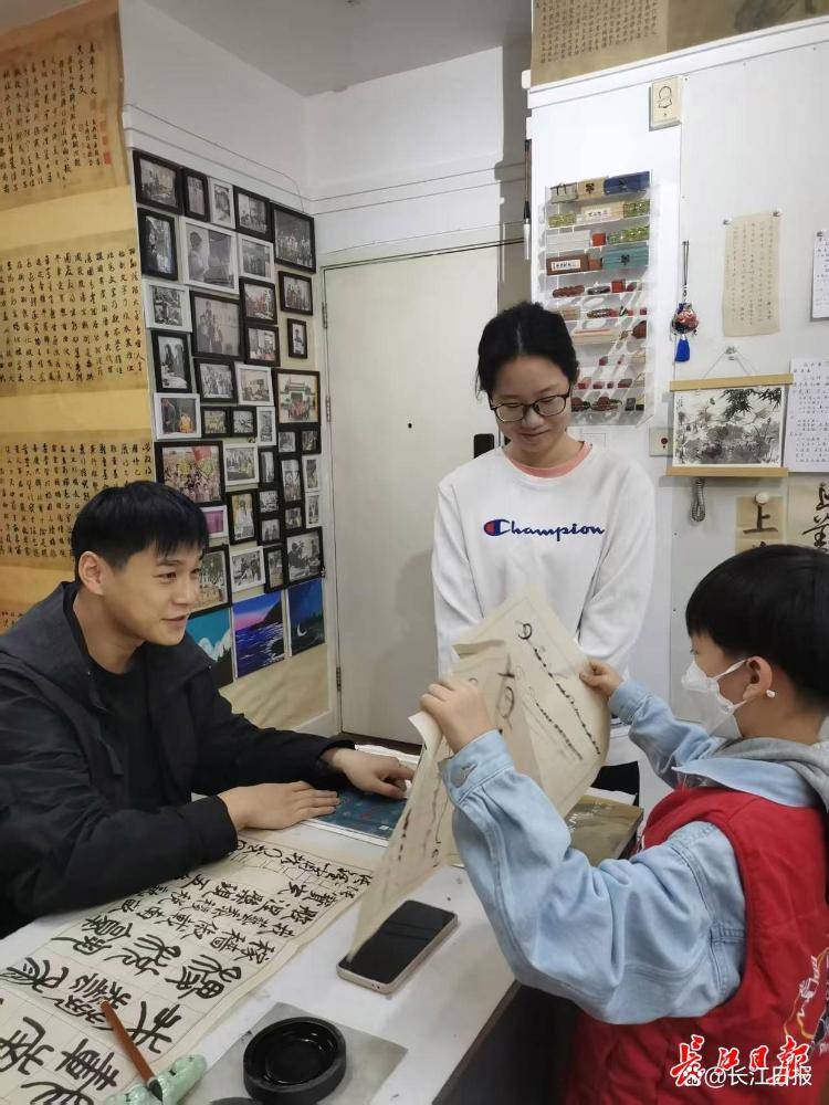 “书法可怡情<strong></p>
<p>币创网交易平台</strong>，不能当饭吃”？90后小伙靠它7年还清2000万元巨债