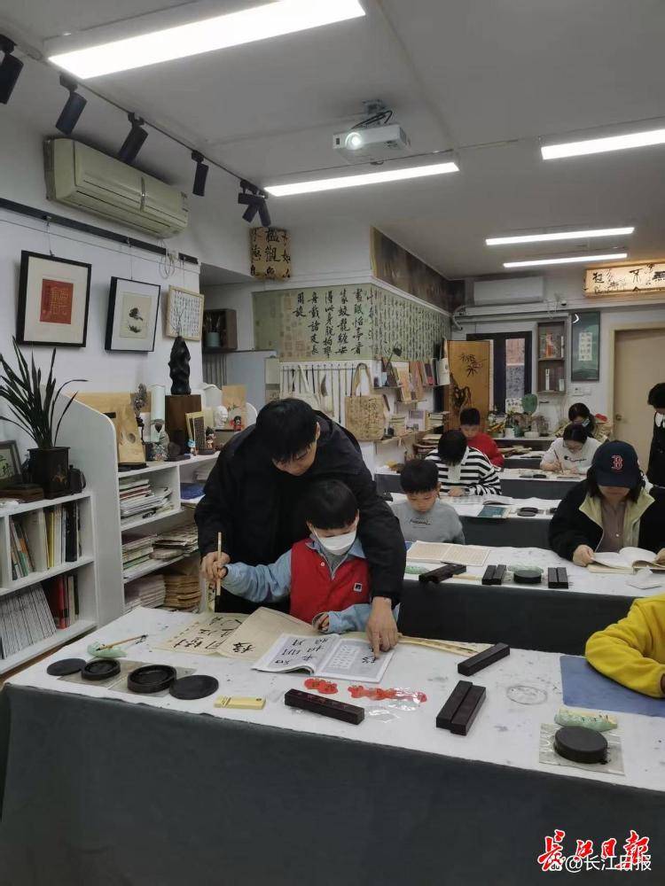 “书法可怡情<strong></p>
<p>币创网交易平台</strong>，不能当饭吃”？90后小伙靠它7年还清2000万元巨债