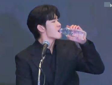 金秀贤为何在记者会上多次喝水<strong></p>
<p>币乎交易平台</strong>，网友请DeepSeek解读