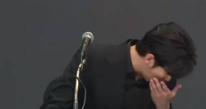 金秀贤为何在记者会上多次喝水<strong></p>
<p>币乎交易平台</strong>，网友请DeepSeek解读