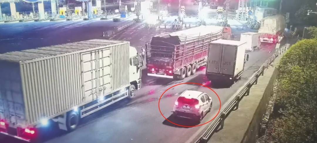 12岁男孩凌晨偷开父母车上高速<strong></p>
<p>币安交易平台网下载</strong>，因车技太差被发现了……