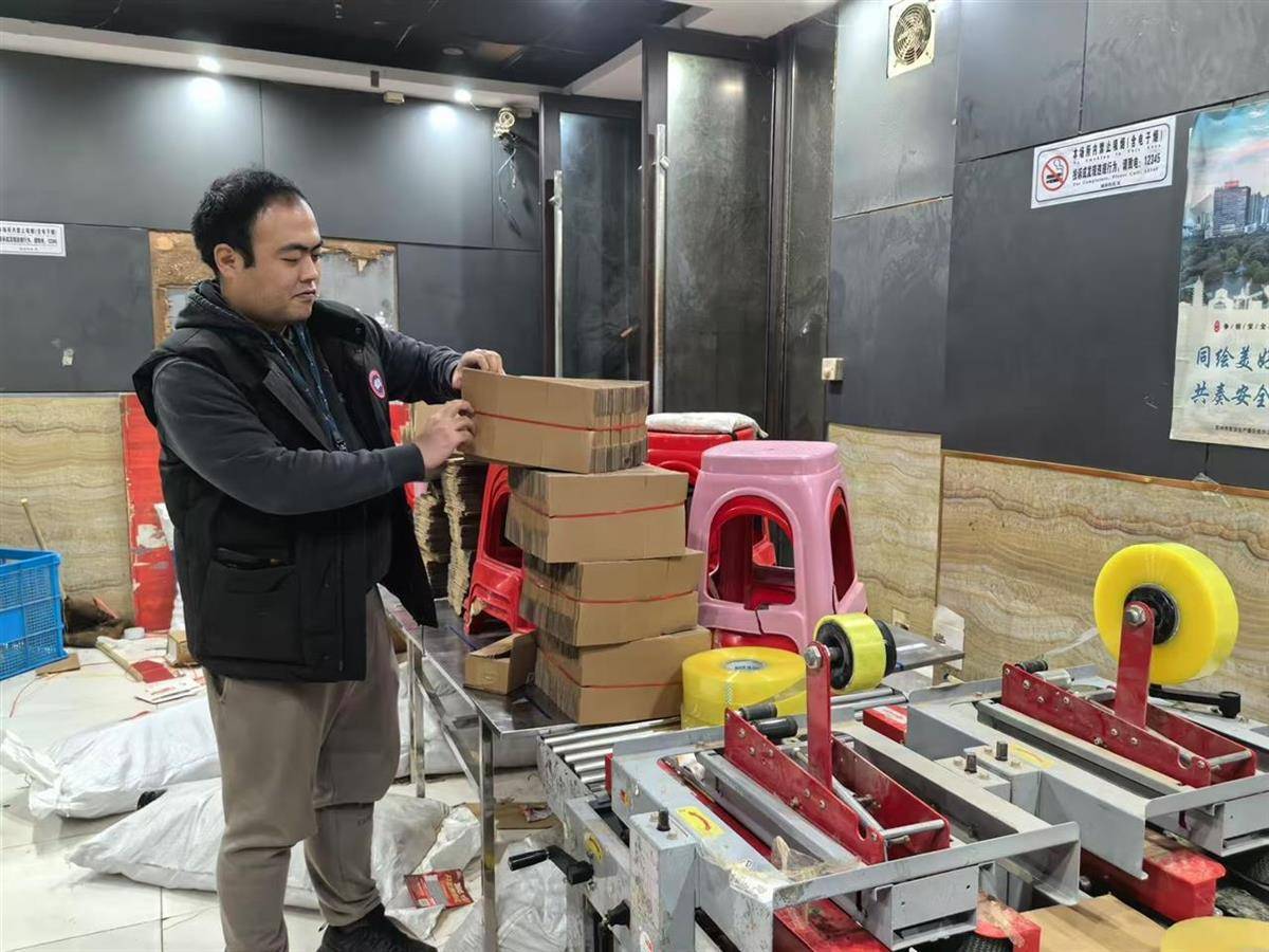 他发出的81万件快递全是电诈卡片<strong></p>
<p>qpex交易平台</strong>！武汉江岸警方破获特大诈骗案