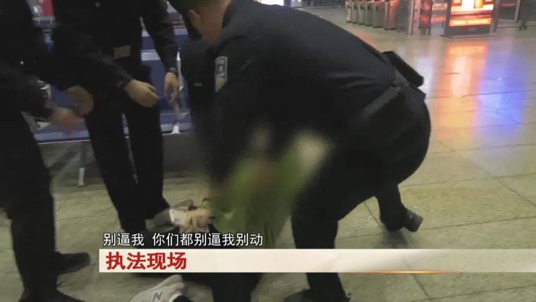 “老赖”车站被抓<strong></p>
<p>交易玉器平台</strong>，竟质问法官：为何不抓我妈 ！