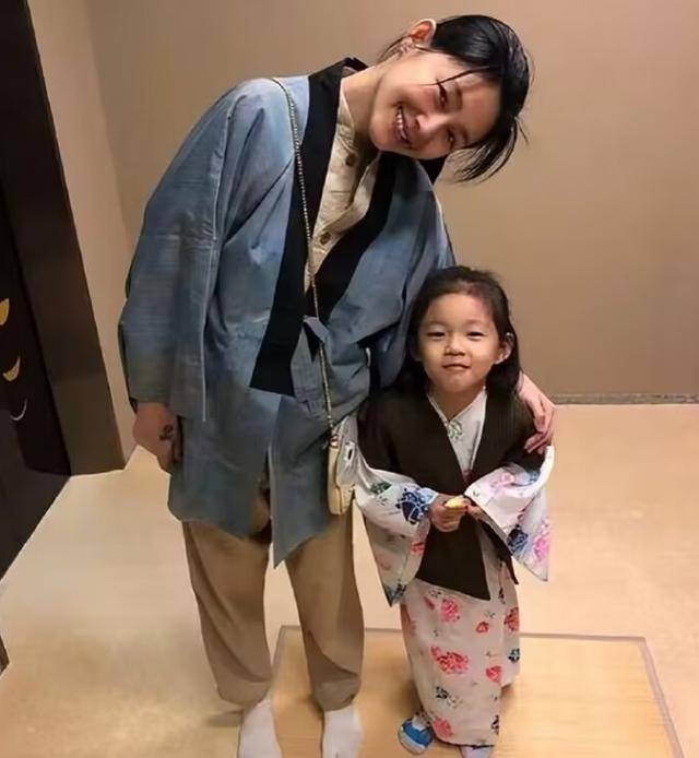 大S儿女回北京<strong></p>
<p>交易玉器平台</strong>，张兰拉着小玥儿逛街，网友夸汪小菲好帅