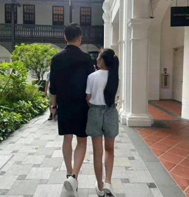 大S儿女回北京<strong></p>
<p>交易玉器平台</strong>，张兰拉着小玥儿逛街，网友夸汪小菲好帅