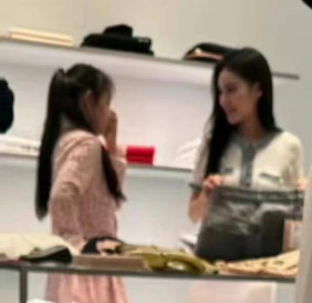 大S儿女回北京<strong></p>
<p>交易玉器平台</strong>，张兰拉着小玥儿逛街，网友夸汪小菲好帅