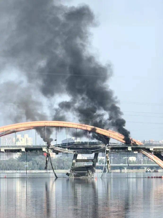 顺义潮白河大桥附近双向断路<strong></p>
<p>exx交易平台怎么样</strong>！应急管理部门称受损原因待勘验