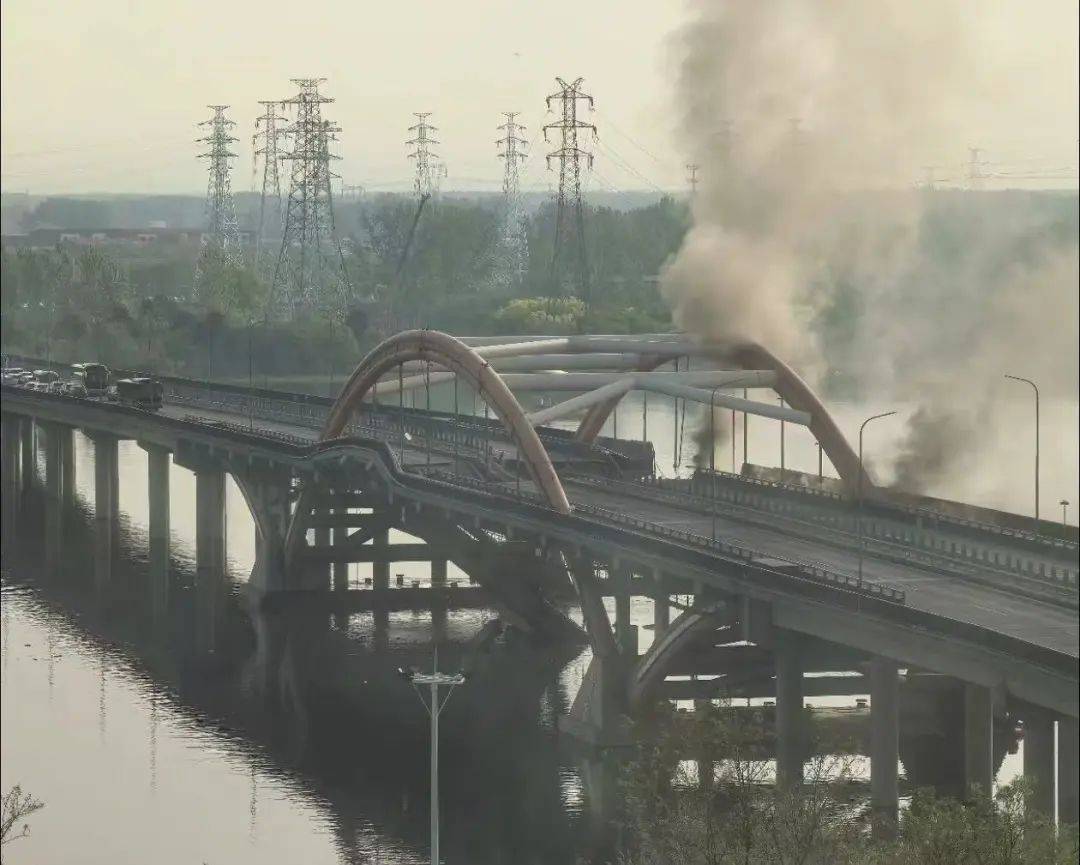 北京潮白河大桥部分路段起火坍塌<strong></p>
<p>exx交易平台怎么样</strong>，官方：原因正调查