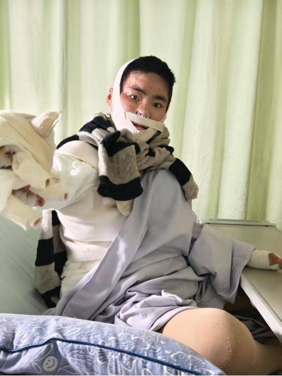 女孩被前男友泼汽油致残<strong></p>
<p>exx交易平台怎么样</strong>,凶手法庭上威胁杀人