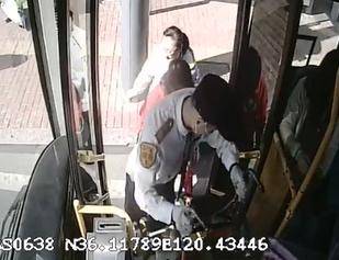 “您和孩子先上车<strong></p>
<p>bcex交易平台下载</strong>，车子我来搬! ” 青岛公交司机亲情化服务获点赞