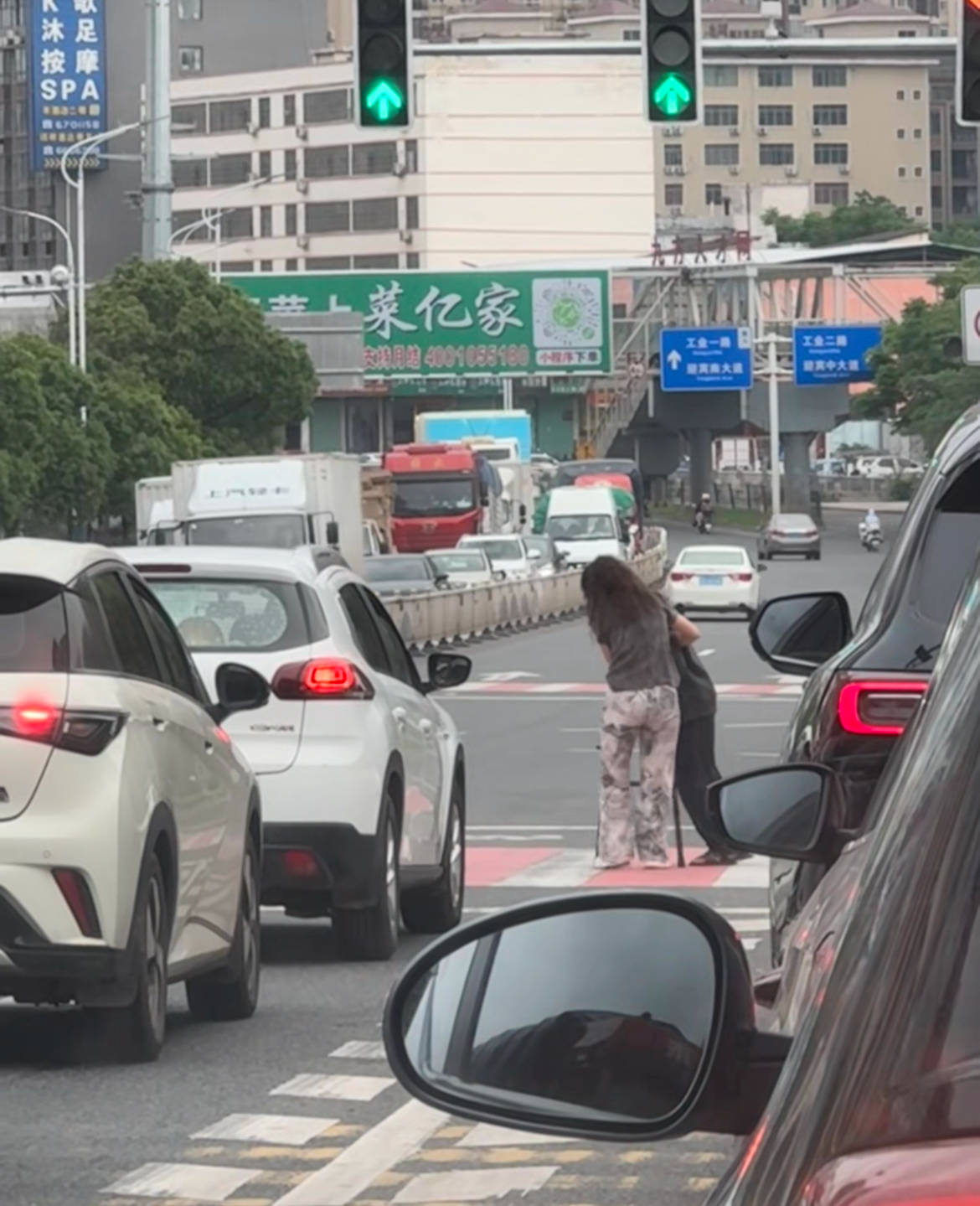 赣州女司机下车搀扶老人过马路<strong></p>
<p>bcex交易平台下载</strong>，所有车辆等候4分钟，目击者：静静等待，没人按喇叭