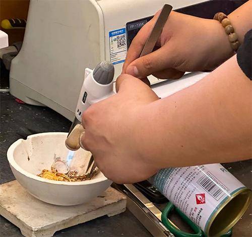 “先上车、被套住、再研究”<strong></p>
<p>bcex交易平台下载</strong>，年轻人喜欢加入各种买金群