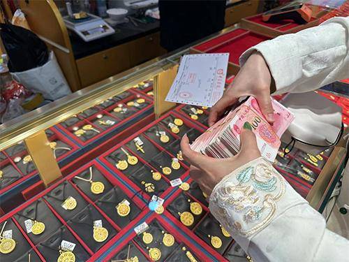 “先上车、被套住、再研究”<strong></p>
<p>bcex交易平台下载</strong>，年轻人喜欢加入各种买金群