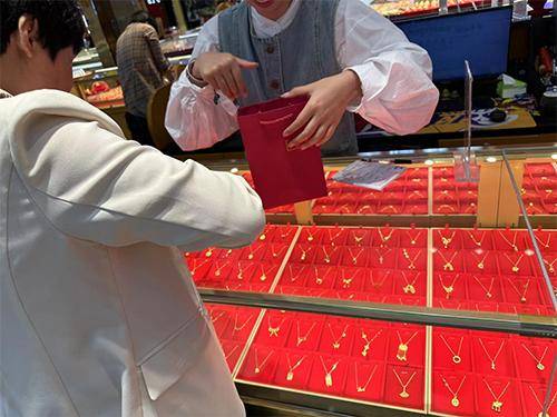 “先上车、被套住、再研究”<strong></p>
<p>bcex交易平台下载</strong>，年轻人喜欢加入各种买金群