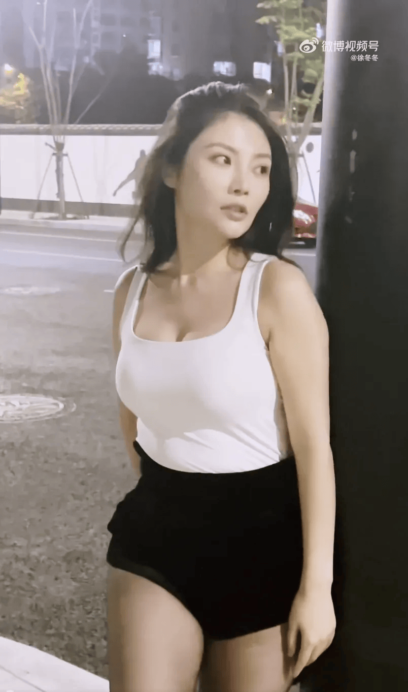 “椰树女神”徐冬冬大方晒照<strong></p>
<p>炒币交易平台</strong>，并配文：我的蝴蝶袖，很丰腴！