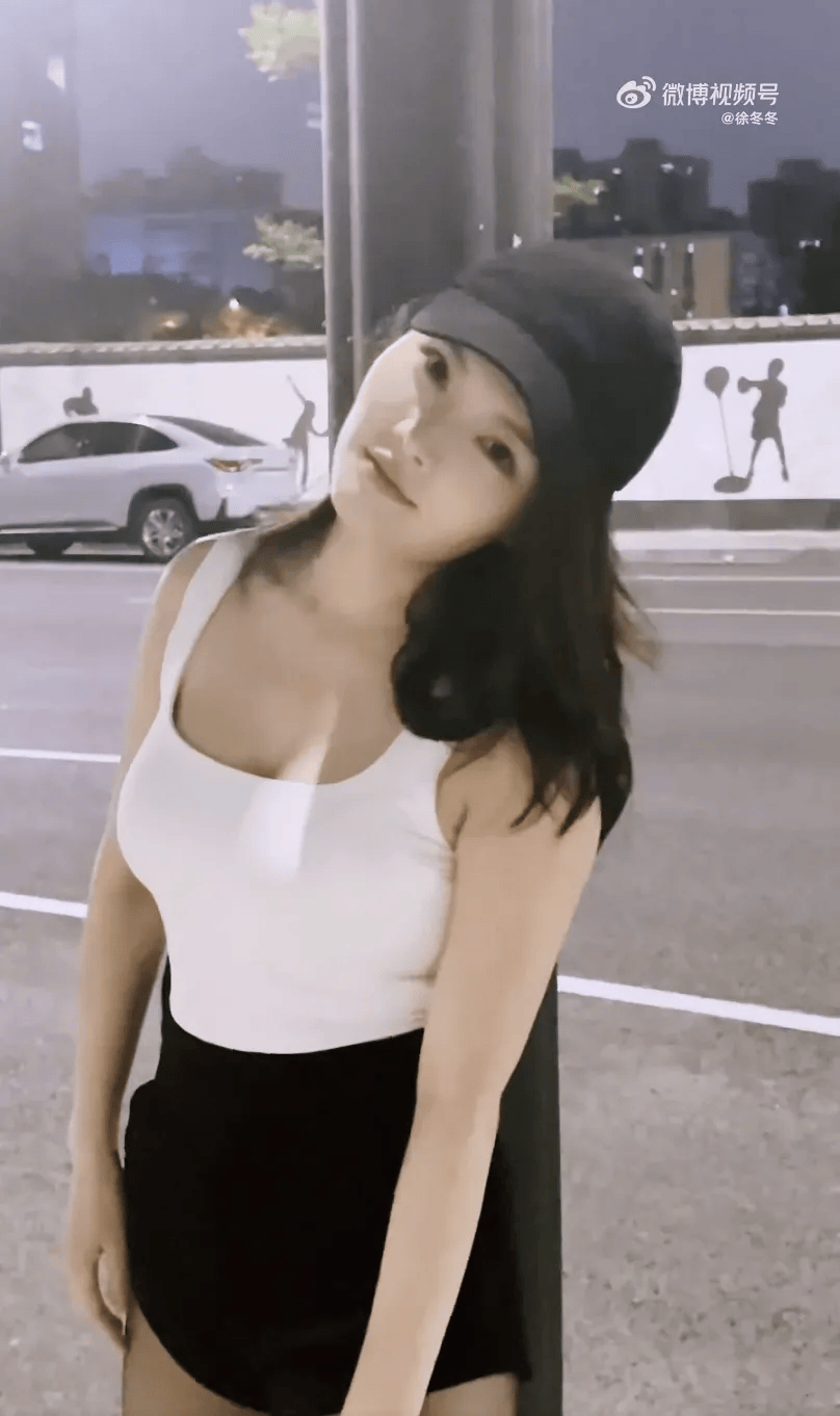 “椰树女神”徐冬冬大方晒照<strong></p>
<p>炒币交易平台</strong>，并配文：我的蝴蝶袖，很丰腴！