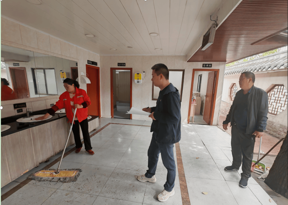 守护公厕环境 环卫所在行动