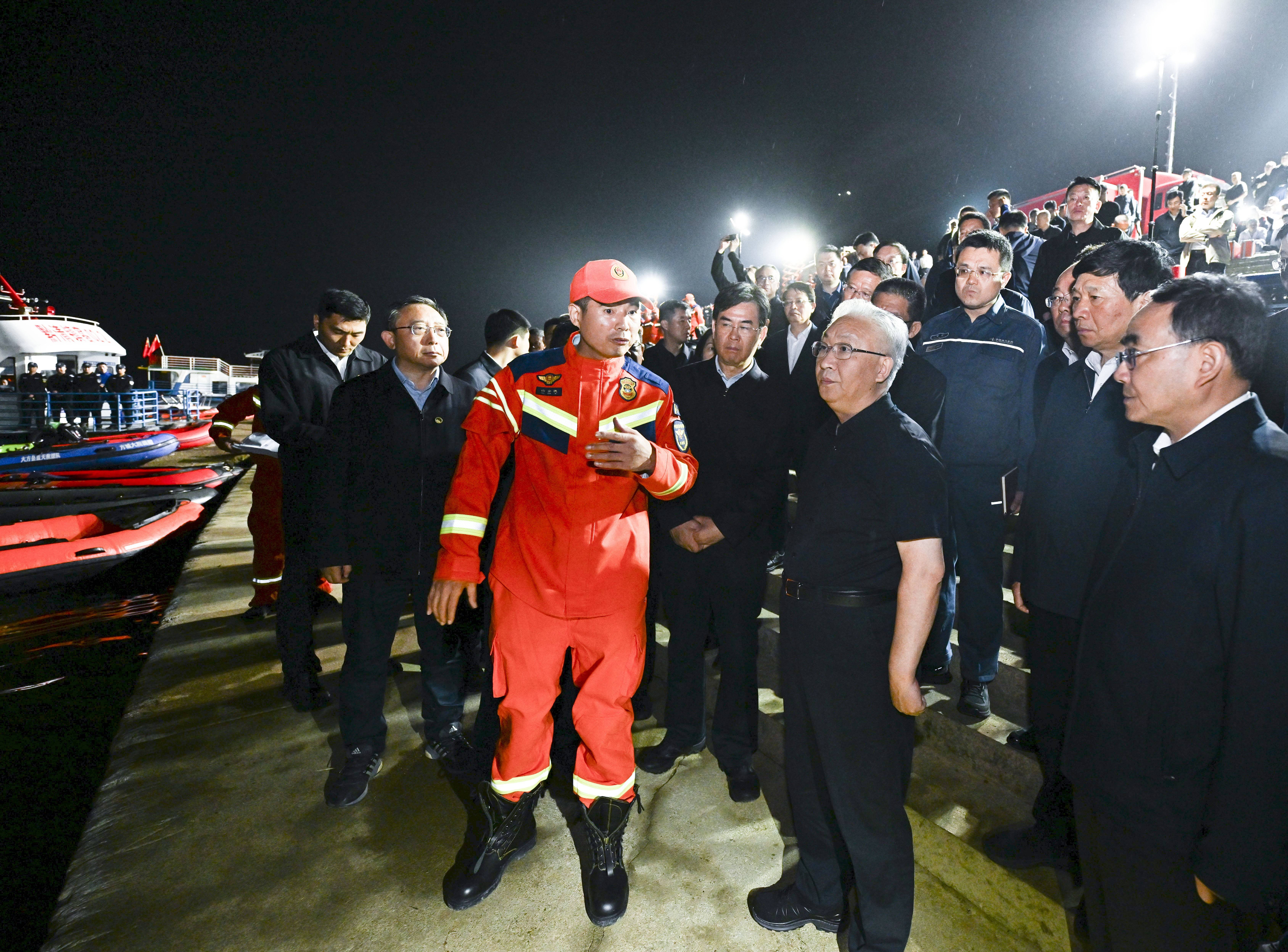 张国清赶赴贵州毕节黔西市指导游船倾覆事故应急救援救治工作