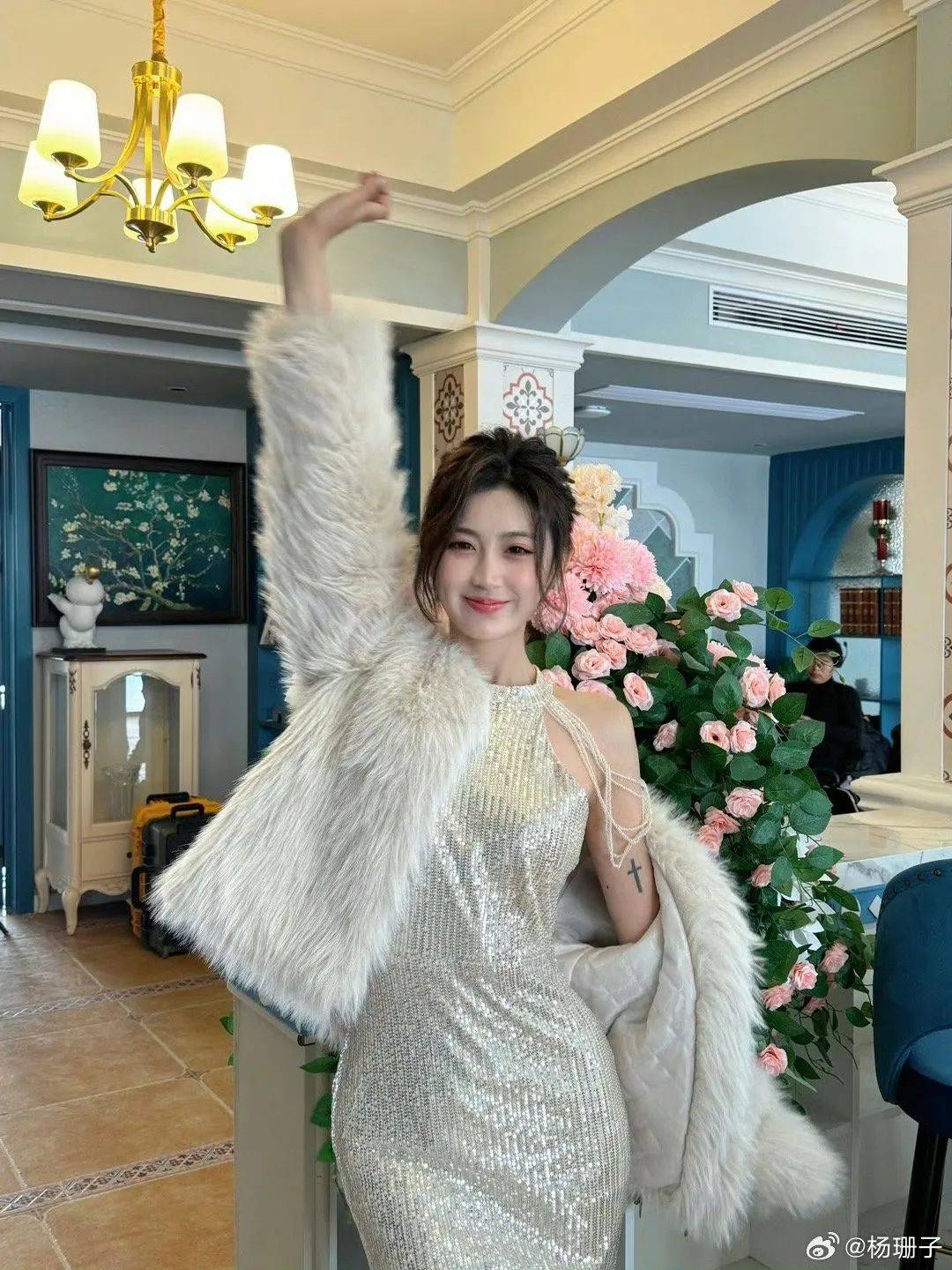 女演员杨珊子拍戏遇极端天气！胳膊被冰雹砸伤、美瞳被冲掉<strong></p>
<p>炒币交易平台</strong>，剧组受伤人员已送医