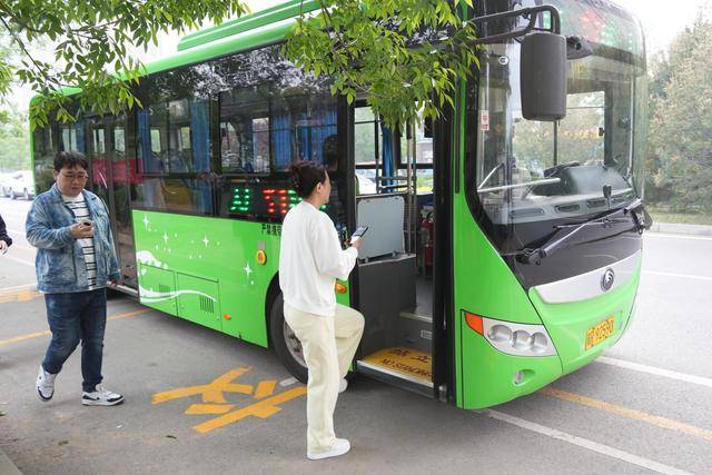 今晨<strong></p>
<p>中比交易平台</strong>，北京首条外埠进京公交线开通运营