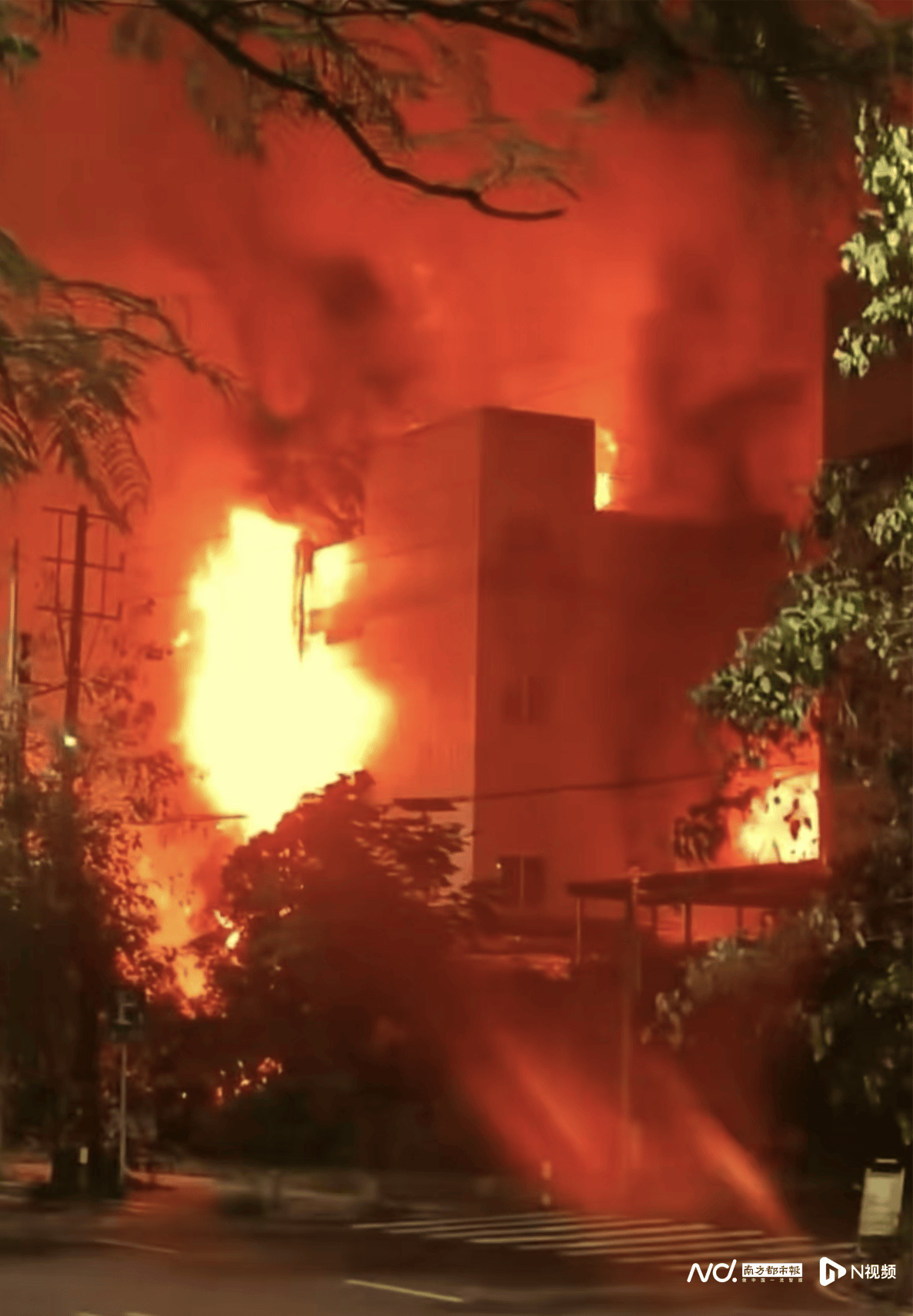 昨夜<strong></p>
<p>币圈主要的交易平台</strong>，中山一公司突发大火， 事发时火光冲天