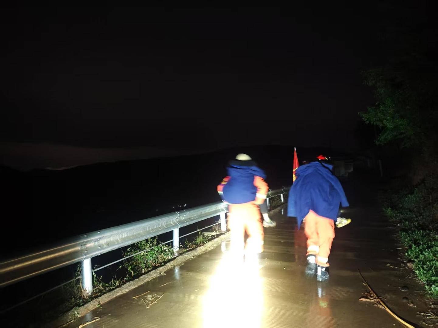 云南2名母亲带3娃登山半夜迷路：其中一名9岁儿童受伤意识不清 消防连夜救援