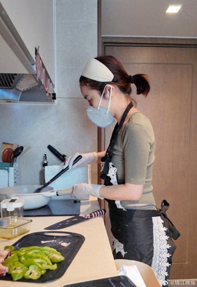 女子称穿瑜伽服上门做饭不是为流量：健身服是日常穿搭