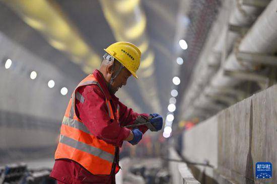 “千里海河高铁第一隧”成功穿越海河