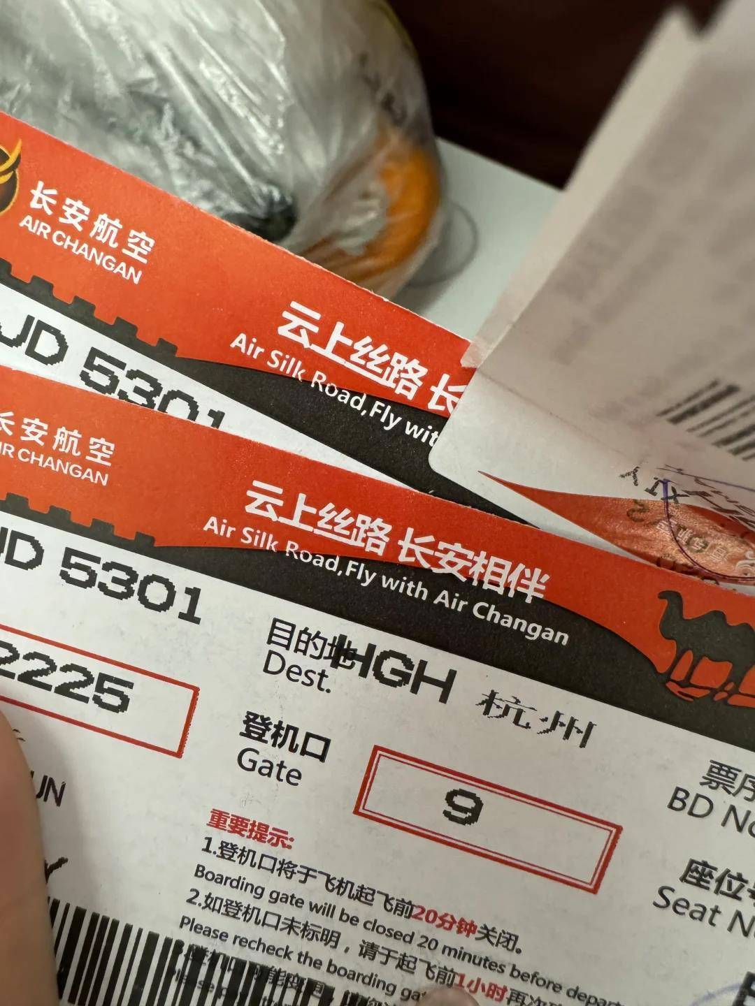 女子携20寸行李箱登机被指超标<strong></p>
<p>星联平台</strong>，无奈取出行李将空箱以48元托运，首都航空回应