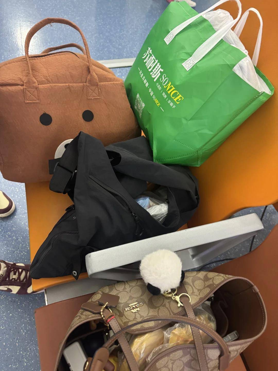 女子携20寸行李箱登机被指超标<strong></p>
<p>星联平台</strong>，无奈取出行李将空箱以48元托运，首都航空回应