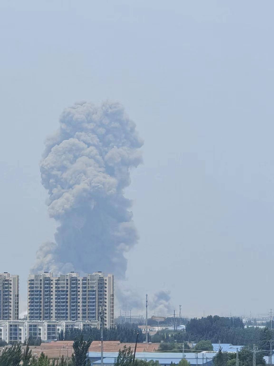 山东高密一化工车间发生爆炸<strong></p>
<p>双子星平台</strong>，一公里外饭店窗户被震碎，当地：现场已疏散完毕，具体情况核实中