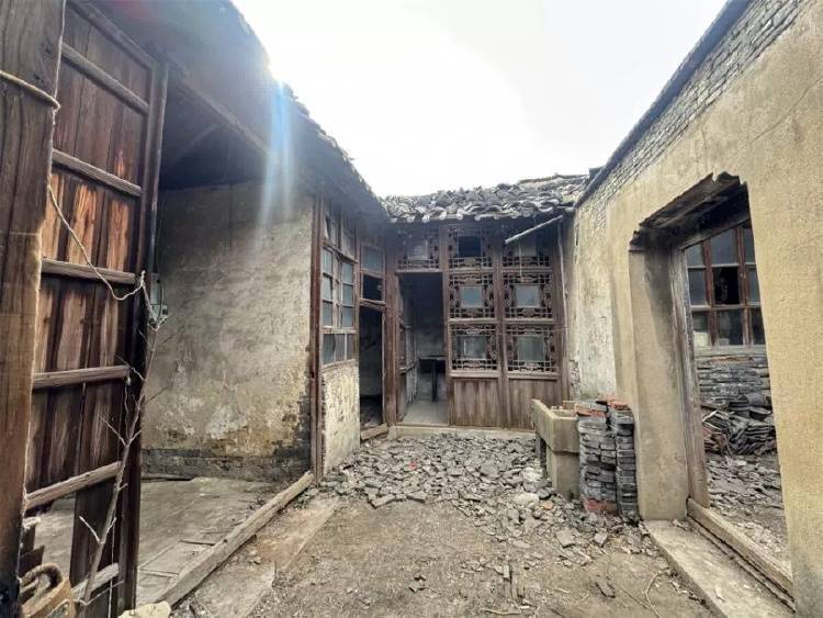 扬州一清代文物合院618元起拍<strong></p>
<p>双子星平台</strong>，此前已流拍两次