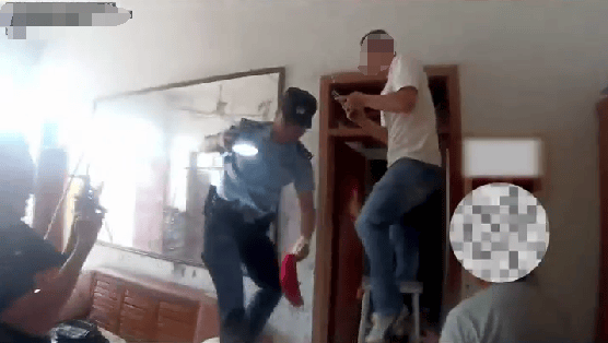 老人用红袜子包裹一万元现金藏在门框上<strong></p>
<p>双子星平台</strong>，一天后不翼而飞，警方破案：偷钱的是老鼠