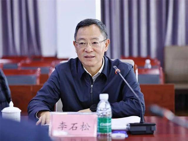 贪图享乐、道德败坏的李石松<strong></p>
<p>双子星平台</strong>，在厅长、市长、市委书记等任上敛财数额特别巨大