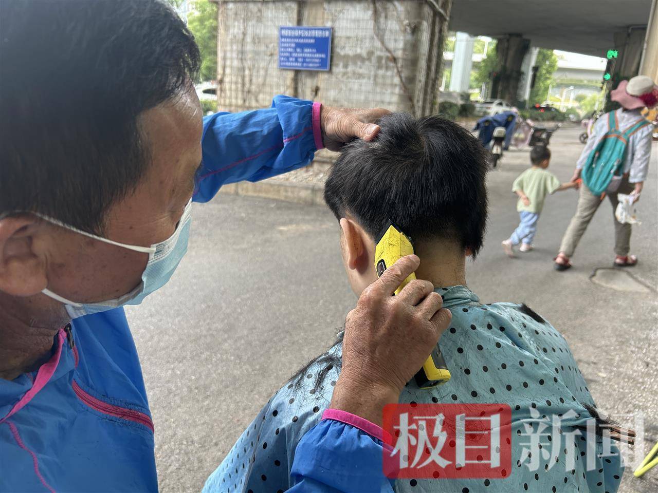 不洗不吹、坐下就剪、自由营业<strong></p>
<p>otc交易平台</strong>，理发店变身5元快剪摊走上武汉街头