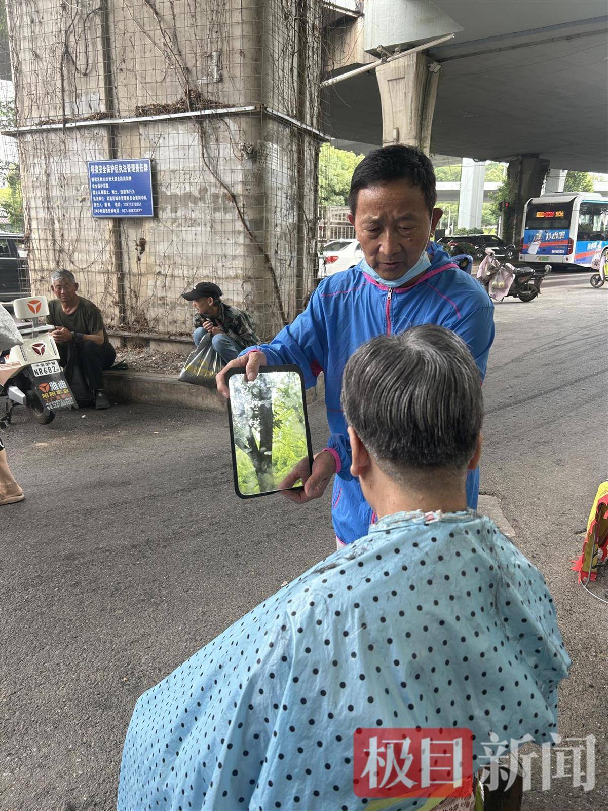 不洗不吹、坐下就剪、自由营业<strong></p>
<p>otc交易平台</strong>，理发店变身5元快剪摊走上武汉街头