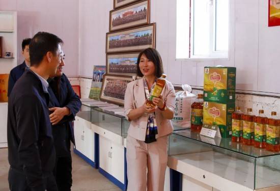 四平中院党组书记、代理院长张怀胜走访全国人大代表韩凤香