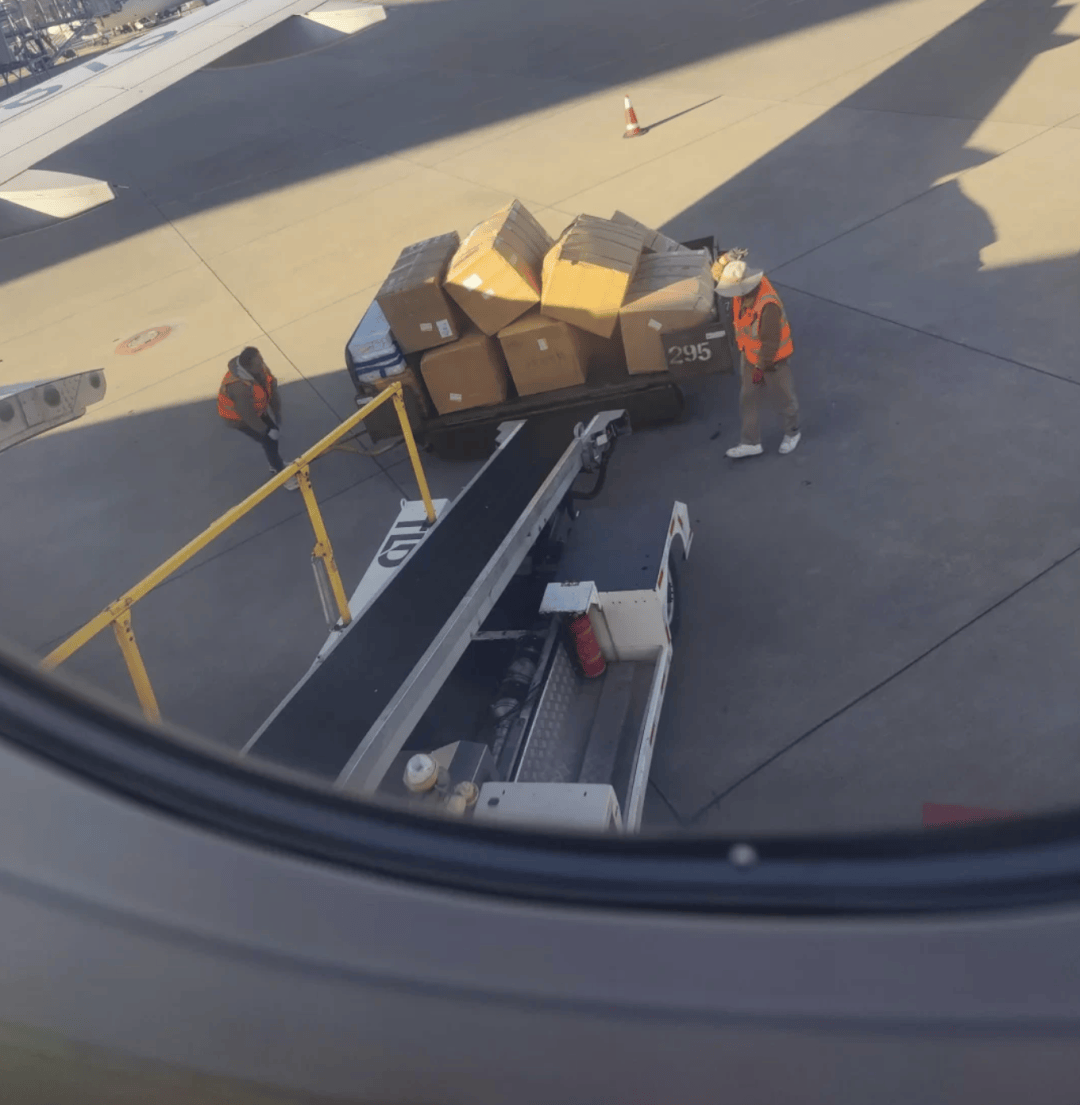 “坐飞机发现旁边放着冷链海鲜”<strong></p>
<p>宁夏电力交易中心平台</strong>，航空公司兼职送货给出差人整破防了